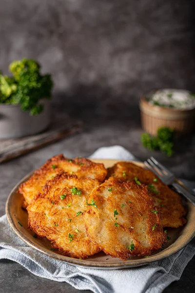 Latkes Batata Caseiro Com Alho Creme Azedo Ervas Frescas — Fotografia de Stock