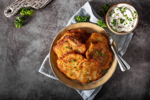 Homemade Potato Latkes Garlic Sour Creame Fresh Herbs — Stock Photo, Image