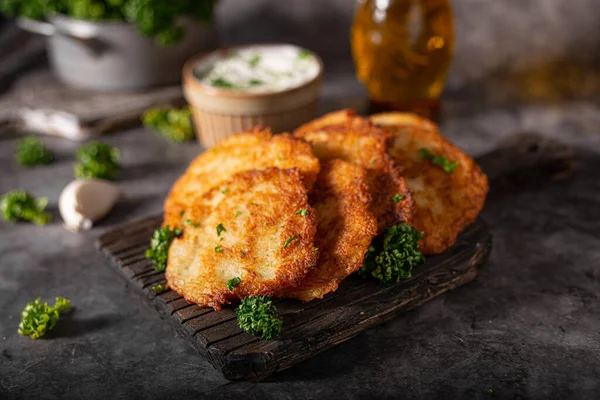 Latkes Batata Caseiro Com Alho Creme Azedo Ervas Frescas — Fotografia de Stock