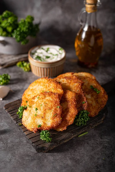 Latkes Pommes Terre Maison Crème Sure Ail Aux Herbes Fraîches — Photo