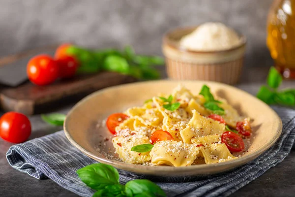 Pasta Fatta Casa Con Parmigiano Peperoncino Formaggio Fresco All Interno — Foto Stock