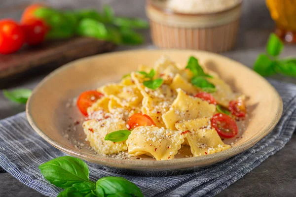 Pasta Fatta Casa Con Parmigiano Peperoncino Formaggio Fresco All Interno — Foto Stock