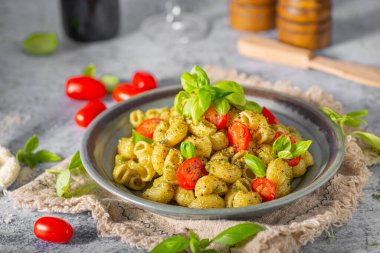 Ev yapımı makarna, fırında domates ve parmesanlı fesleğen pesto.