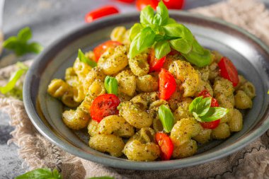 Ev yapımı makarna, fırında domates ve parmesanlı fesleğen pesto.