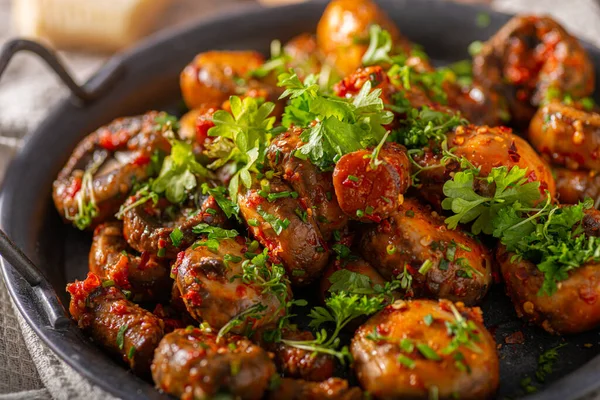 Gebratene Champignons Und Chilisoße Mit Kräutern — Stockfoto