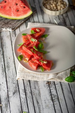 Fındıklı, fesleğenli ve zeytinyağlı biyo karpuz.