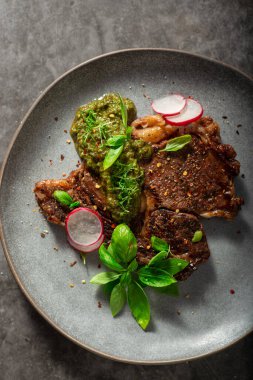 Pesto ve garnitürlü nefis biftek.