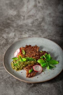 Pesto ve garnitürlü nefis biftek.