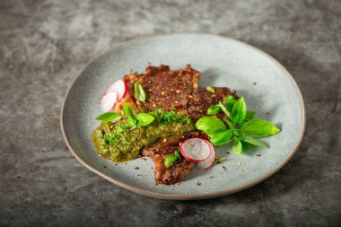 Pesto ve garnitürlü nefis biftek.