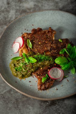 Pesto ve garnitürlü nefis biftek.