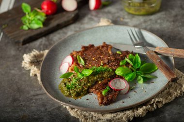 Pesto ve garnitürlü nefis biftek.