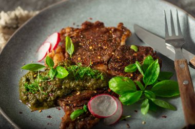 Pesto ve garnitürlü nefis biftek.