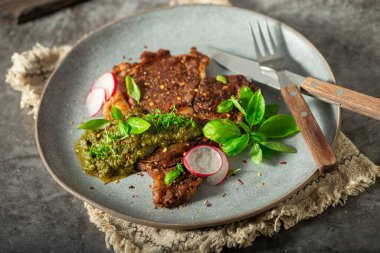 Pesto ve garnitürlü nefis biftek.
