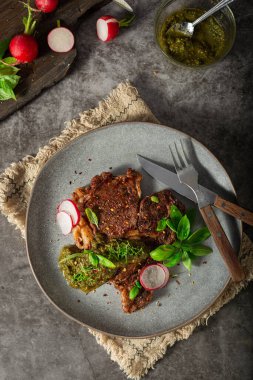 Pesto ve garnitürlü nefis biftek.