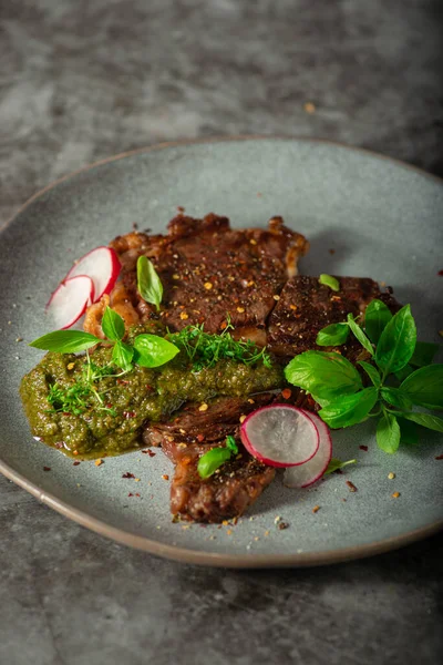 Pesto Garnitürlü Nefis Biftek — Stok fotoğraf