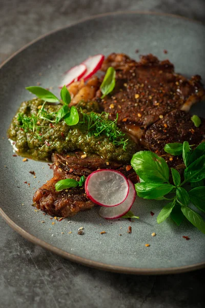 Delicioso Filete Costilla Con Pesto Guarnición —  Fotos de Stock