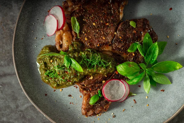 Pesto Garnitürlü Nefis Biftek — Stok fotoğraf