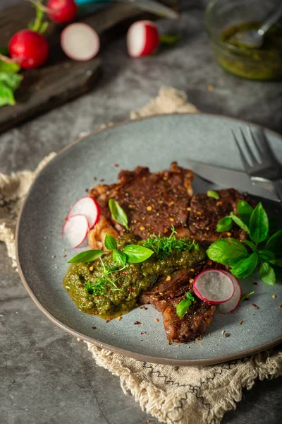 Pyszne Żeberka Stek Pesto Dekoracji — Zdjęcie stockowe