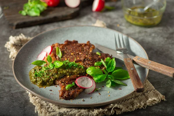 Delicioso Filete Costilla Con Pesto Guarnición —  Fotos de Stock