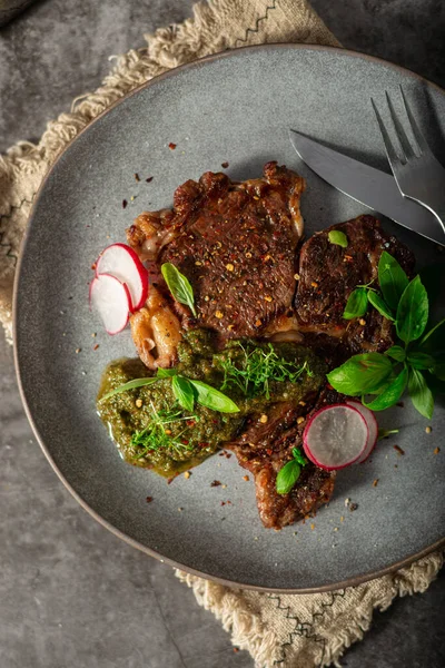 Heerlijke Rib Eye Steak Met Pesto Garnering — Stockfoto