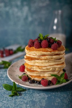 Böğürtlenli ve akçaağaç şuruplu lezzetli pofuduk krepler.