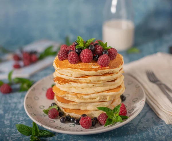 Köstliche Flauschige Pfannkuchen Mit Beeren Und Ahornsirup — Stockfoto