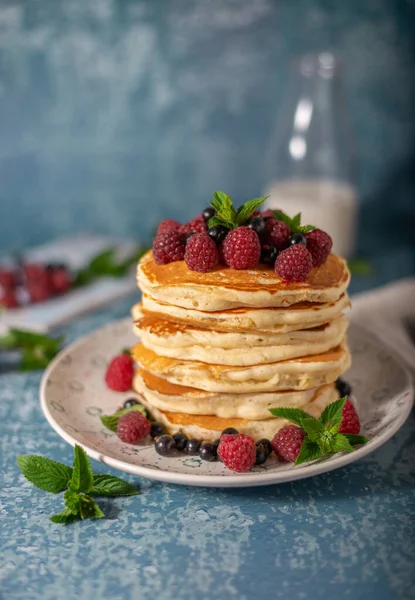 Deliziose Frittelle Morbide Con Bacche Sciroppo Acero — Foto Stock