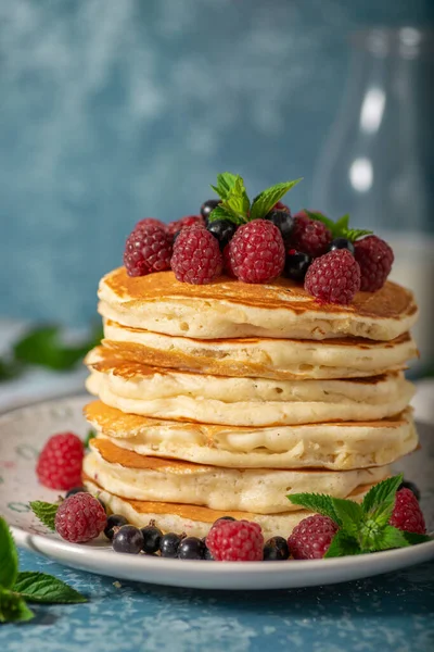 Köstliche Flauschige Pfannkuchen Mit Beeren Und Ahornsirup — Stockfoto