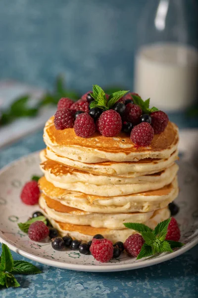 Deliziose Frittelle Morbide Con Bacche Sciroppo Acero — Foto Stock