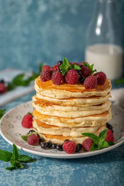 Deliziose Frittelle Morbide Con Bacche Sciroppo Acero — Foto Stock