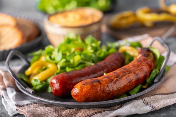 Leckere Und Würzige Würstchen Auf Dem Grill Mit Brot — Stockfoto