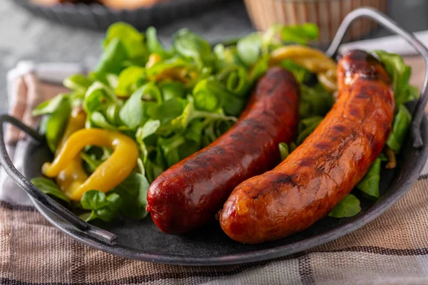 Salsichas Deliciosas Picantes Grelha Com Pão — Fotografia de Stock