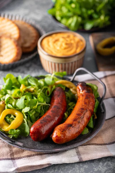 Leckere Und Würzige Würstchen Auf Dem Grill Mit Brot — Stockfoto