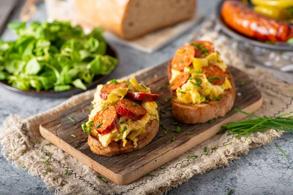 Leckere Grillwurst Mit Gewürzen Und Kräutern — Stockfoto