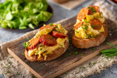 Baharatlı ve otlu lezzetli ızgara sosis.