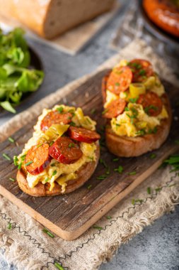 Baharatlı ve otlu lezzetli ızgara sosis.