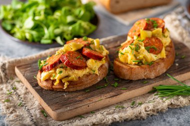 Baharatlı ve otlu lezzetli ızgara sosis.