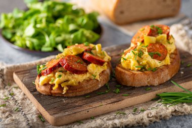 Baharatlı ve otlu lezzetli ızgara sosis.