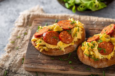 Baharatlı ve otlu lezzetli ızgara sosis.