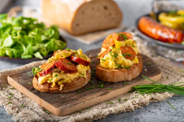 Leckere Grillwurst Mit Gewürzen Und Kräutern — Stockfoto