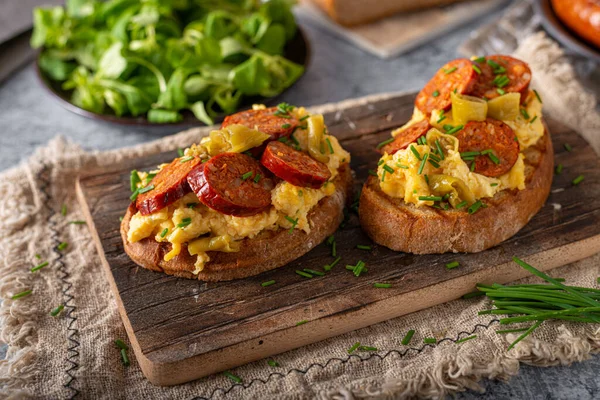 Leckere Grillwurst Mit Gewürzen Und Kräutern — Stockfoto