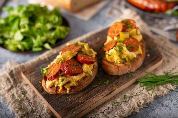 Leckere Grillwurst Mit Gewürzen Und Kräutern — Stockfoto