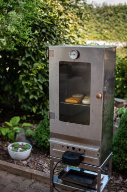 Bahçede sigara içen peynir, camembert ve gouda.