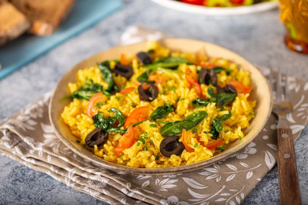 Ispanaklı Sarımsaklı Zeytinli Yapımı Risotto — Stok fotoğraf