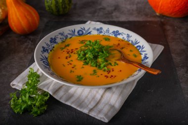 Acı biberli ve otlu lezzetli bir çorba.