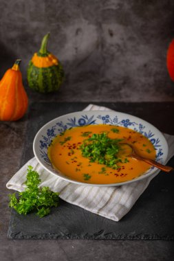 Acı biberli ve otlu lezzetli bir çorba.