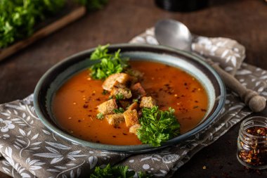 Gulaş çorbası, çıtır ekmek, sarımsaklı otlar.