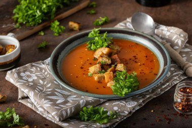 Gulaş çorbası, çıtır ekmek, sarımsaklı otlar.