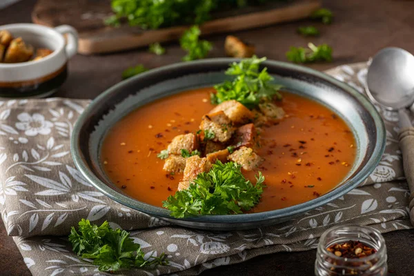 Goulash Soep Met Knapperig Brood Knoflookkruiden — Stockfoto