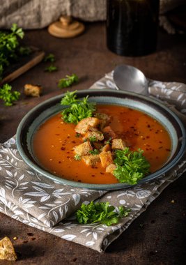 Gulaş çorbası, çıtır ekmek, sarımsaklı otlar.